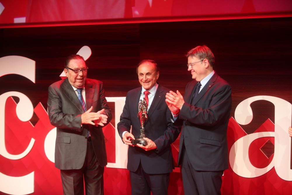 El hotelero José María Caballé recibió la Medalla de Oro y Brillantes de la Cámara de manos de José Enrique Garrigós (izquierda) y el presidente de la Generalitat, Ximo Puig.