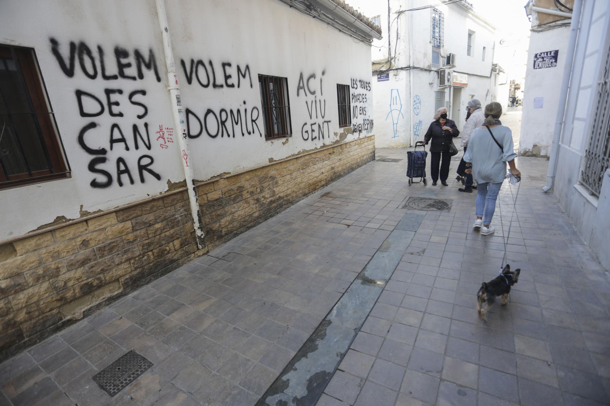 Los vecinos de Benimaclet pintan pancartas contra el botellón