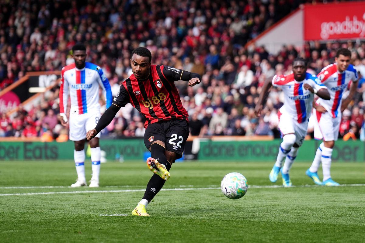 Kroupi Jr. marcó de penalti este domingo en el triunfo del Bounemoth ante el Crystal Palace // EFE 03 May 2026, United Kingdom, Bournemouth: Bournemouth's Eli Junior Kroupi scores his side's second goal from a penalty during the English Premier League soccer match between at the Vitality Stadium. Photo: John Walton/PA Wire/dpa 03/05/2026 ONLY FOR USE IN SPAIN