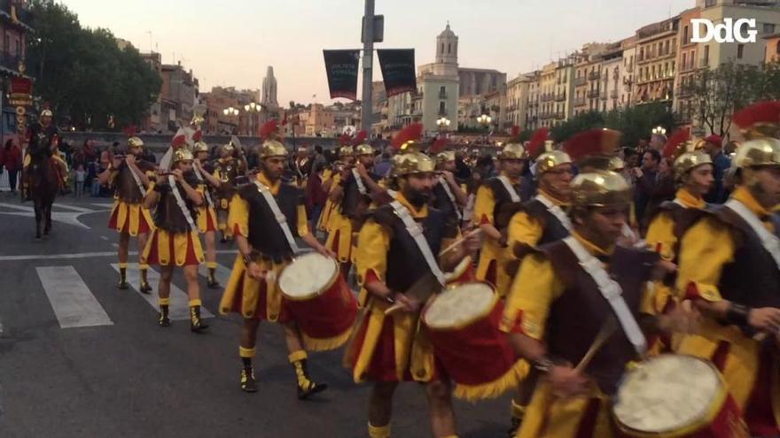 Els manaies recorren els carrers de Girona per entregar el penó