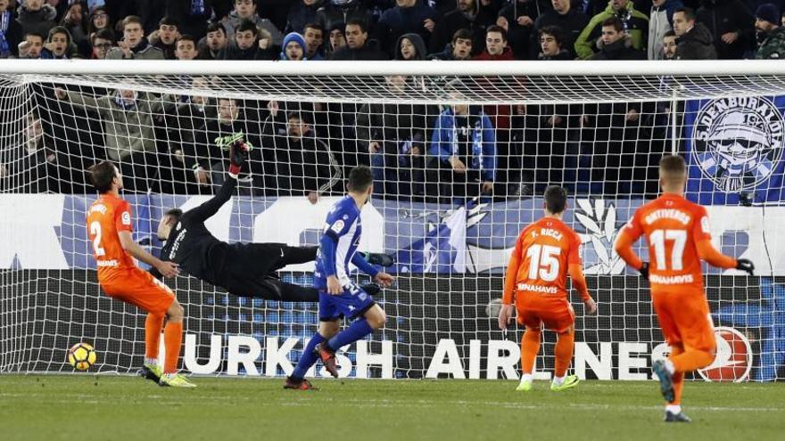 Munir marca el gol de la victoria del Alavés.