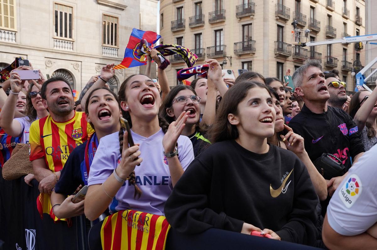 El Barça femenino celebra en la plaça Sant jaume