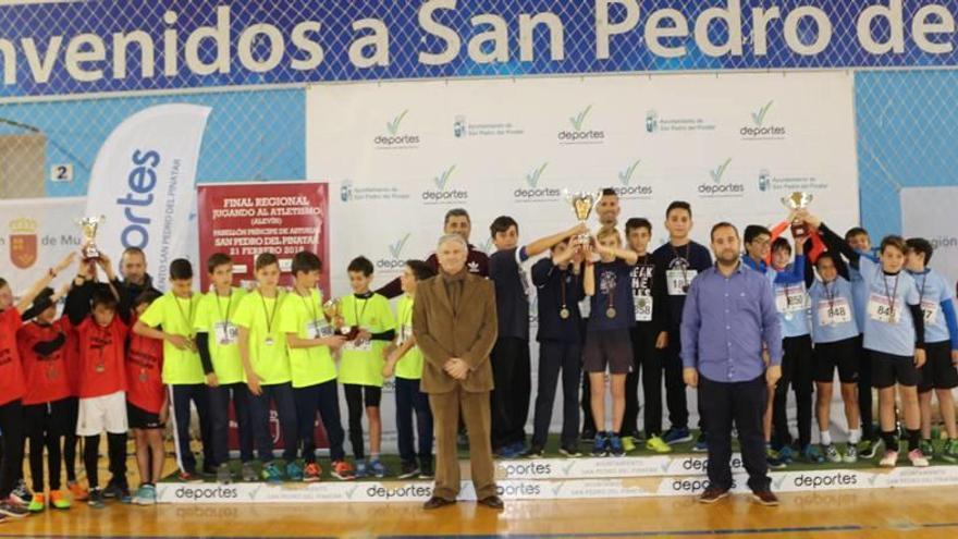 El podio masculino con sus trofeos en presencia del director general de Deportes y el concejal de San Pero.