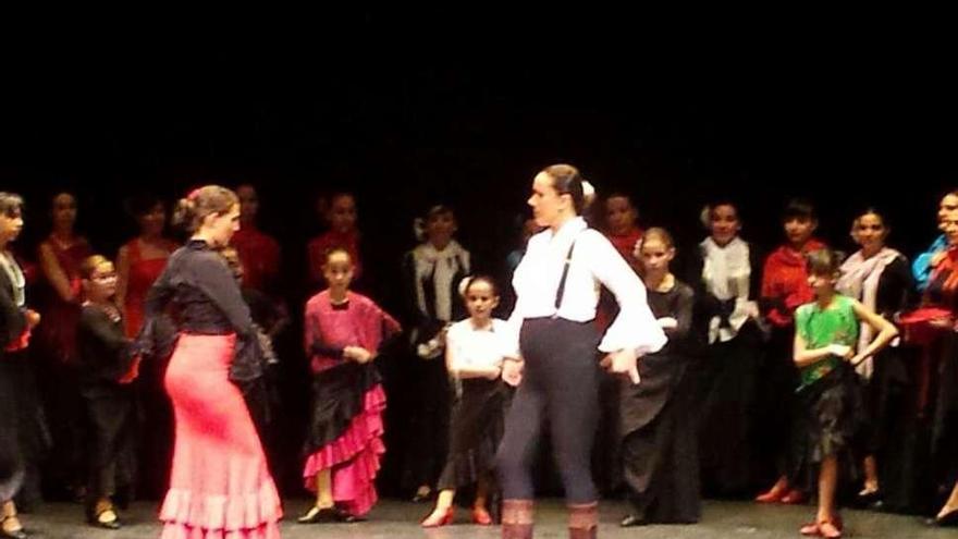 Cáritas consigue más de 600 euros con un espectáculo flamenco en el Teatro Latorre