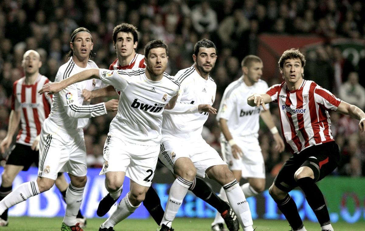 Xabi Alonso, en un Athletic-Real Madrid en el año 2010.