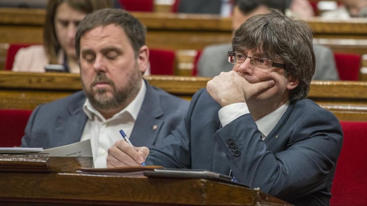 El vicepresidente del Govern, Oriol Junqueras, y el presidente de la Generalitat, Carles Puigdemont, en el Parlament.