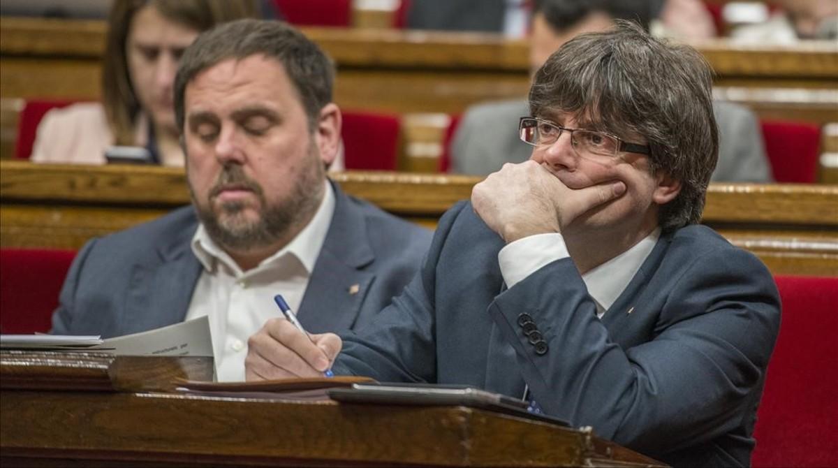 El vicepresidente del Govern, Oriol Junqueras, y el presidente de la Generalitat, Carles Puigdemont, en el Parlament.