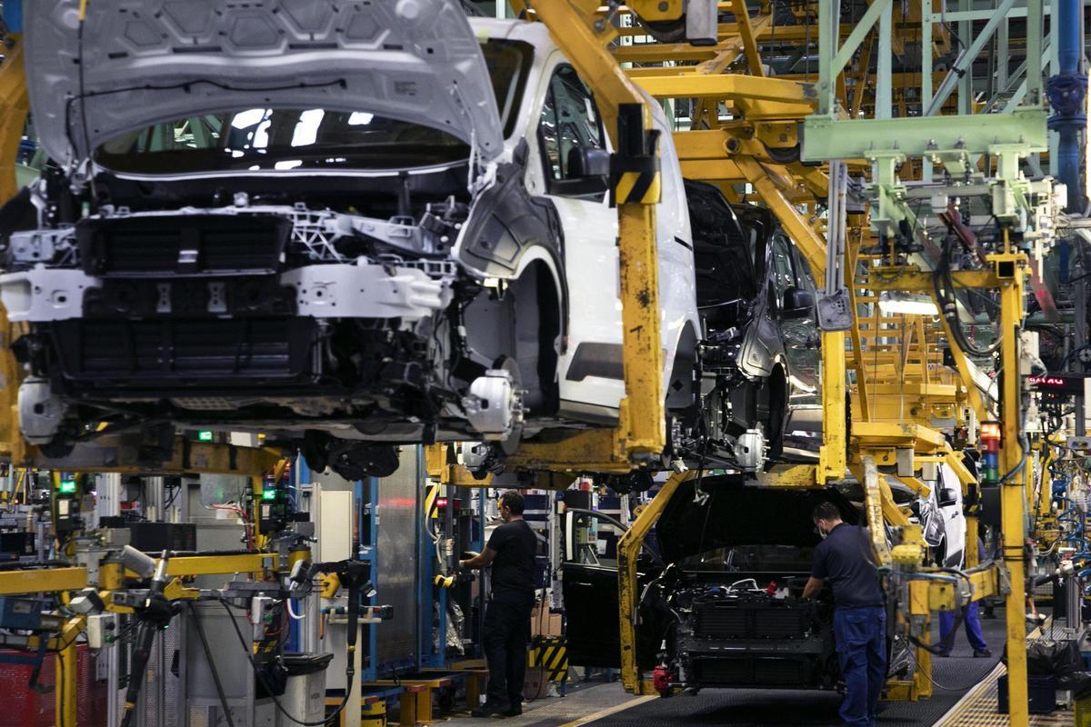Trabajo en la línea de producción de Ford en Almussafes.