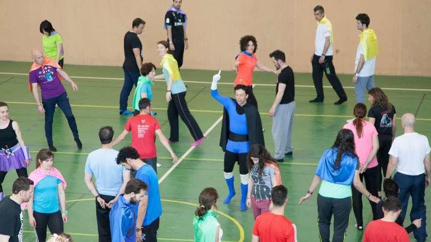 Los participantes, durante una de las actividades en el pabellón del Campus Viriato.