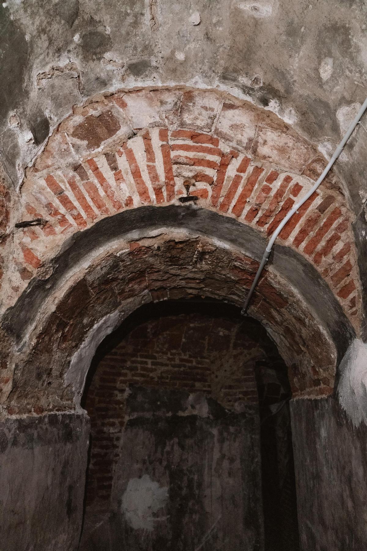 Detalle de una arconada de los túneles que discurren por el subterráneo de Madrid