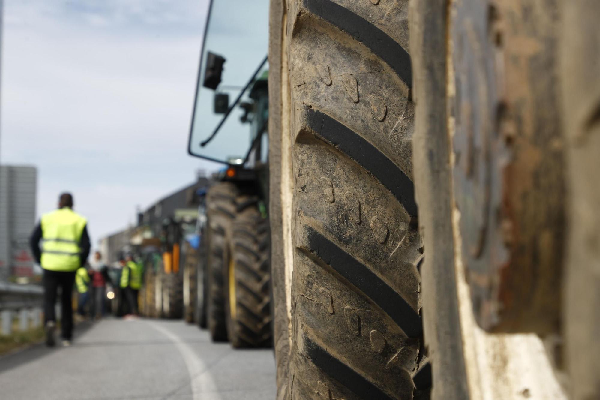 La tractorada gallega rodea la sede de la Xunta