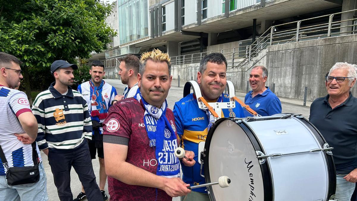 GALERÍA: La afición del Avilés empieza conquista Pasarón con fe en la salvación blanquiazul