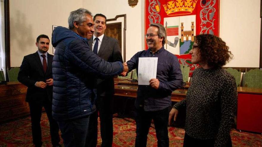 Guarido entrega un diploma a un alumno junto a Castro y González Torijano.