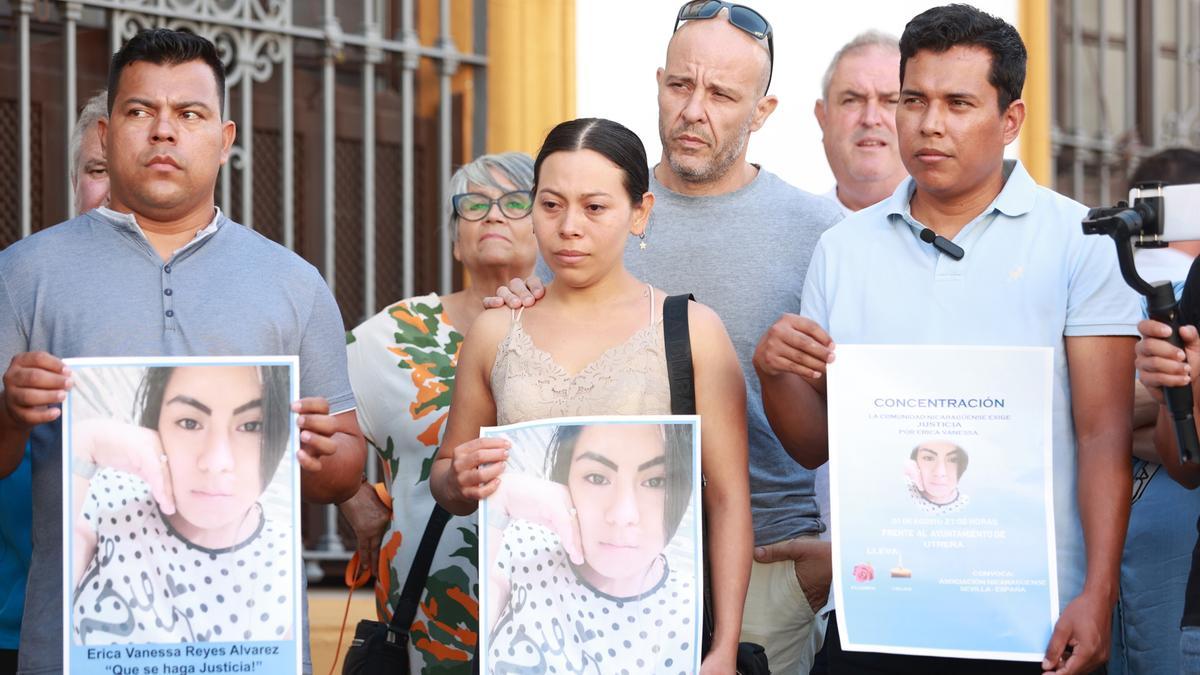 Vecinos, miembros de la Asociación nicaragüense de Sevilla y la hermana de la fallecida, guardan un minuto de silencio por el asesinato de Erica Vanessa Reyes Álvarez.