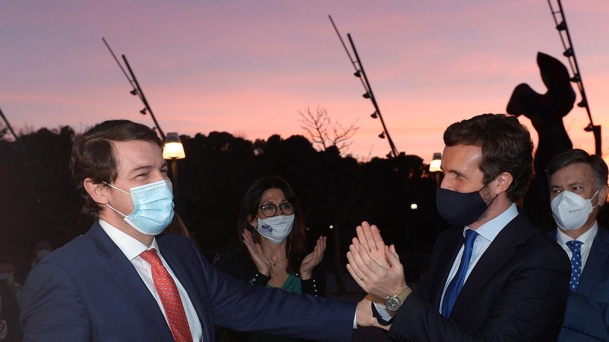 El presidente de la Junta de Castilla y León, Alfonso Fernández Mañueco, recibe la felicitación del presidente del PP, Pablo Casado.