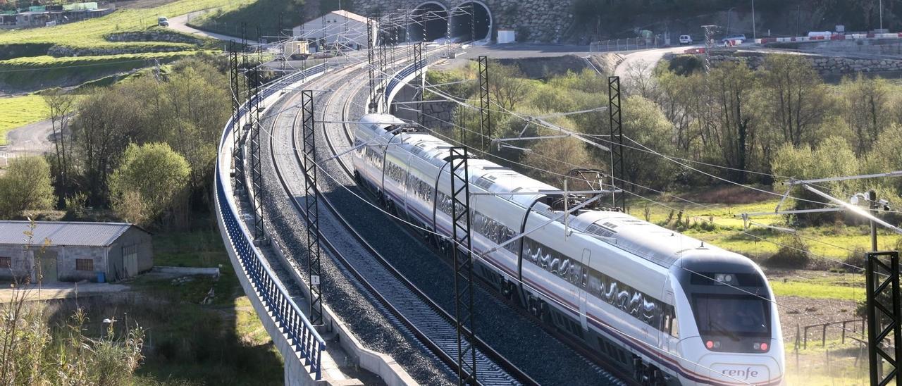 Túneles de As Maceiras por los que entran y salen de Vigo los trenes del Eje Atlántico y donde se plantea un baipás hacia la vía del Miño y Portugal