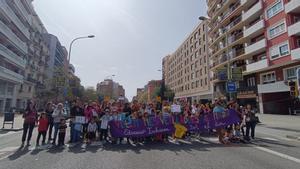 Las familias de la escola Encants, en mitad de Aragó.