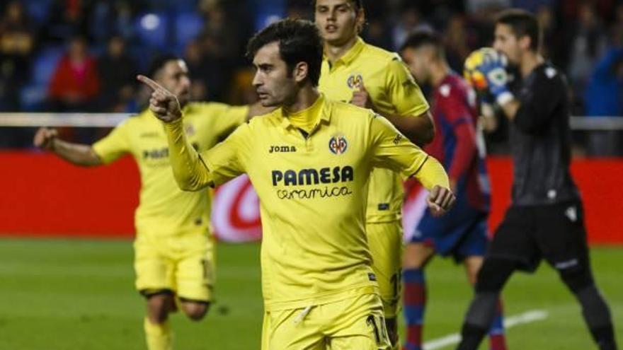 Manu Trigueros, que anotó el primero del Villarreal de penalti, celebra su tanto.