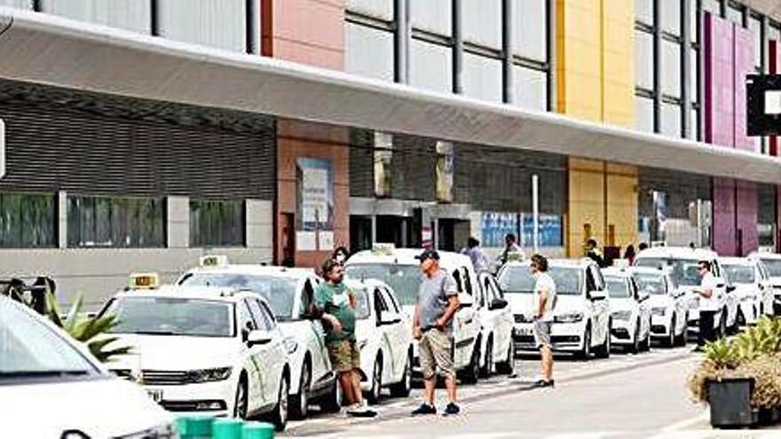 La parada de taxis en el aeropuerto de Ibiza, en una imagen de archivo.