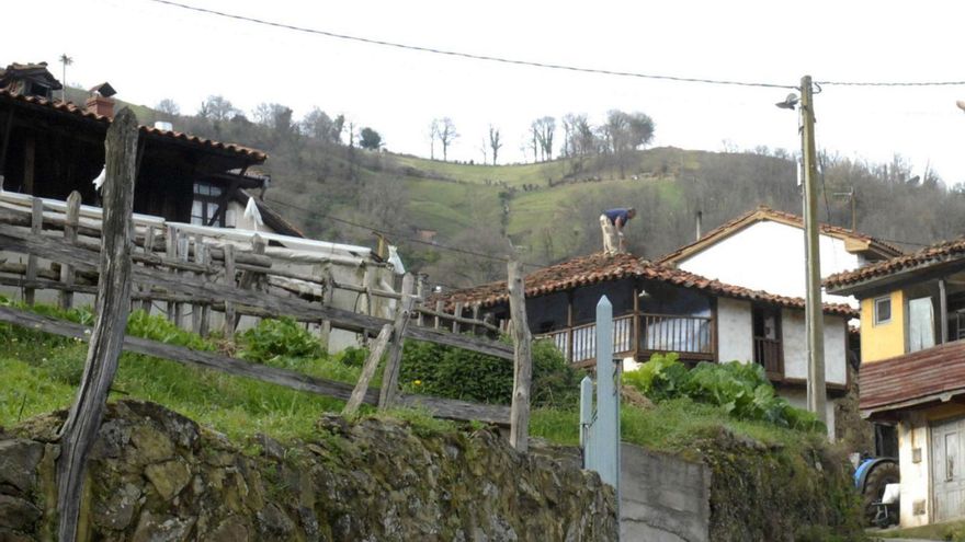 Vista parcial de Ubriendes, en Ujo. | LNE