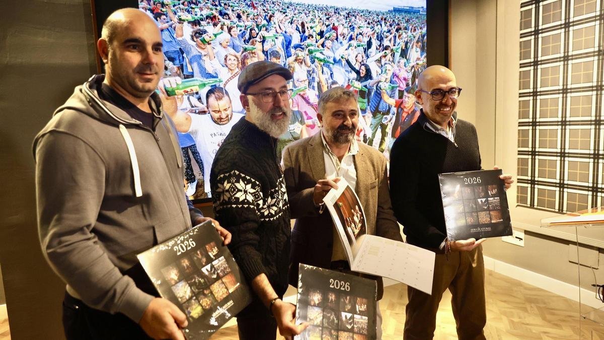 Por la izquierda, Daniel Ruiz, Xurde Margaride, Vicente Fernández y Oliver Suárez, con el calendario Sidra de Asturias.