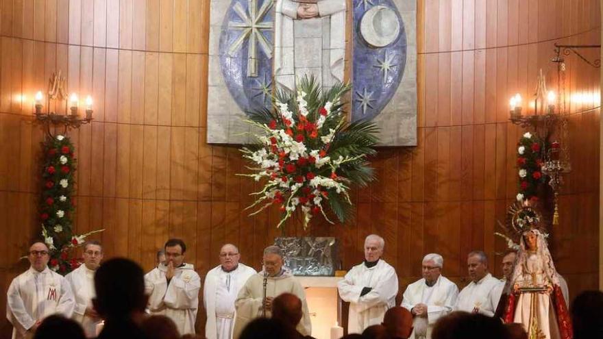 Víctor Fernández preside el oficio, ayer, en la iglesia del Nodo.
