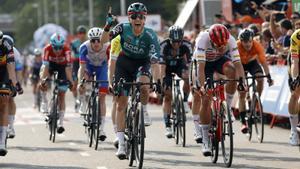 Sam Bennett se impone en el esprint de la segunda etapa de la Vuelta, en Utrecht