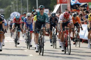 Más público, caídas y esprint en la Vuelta por Holanda
