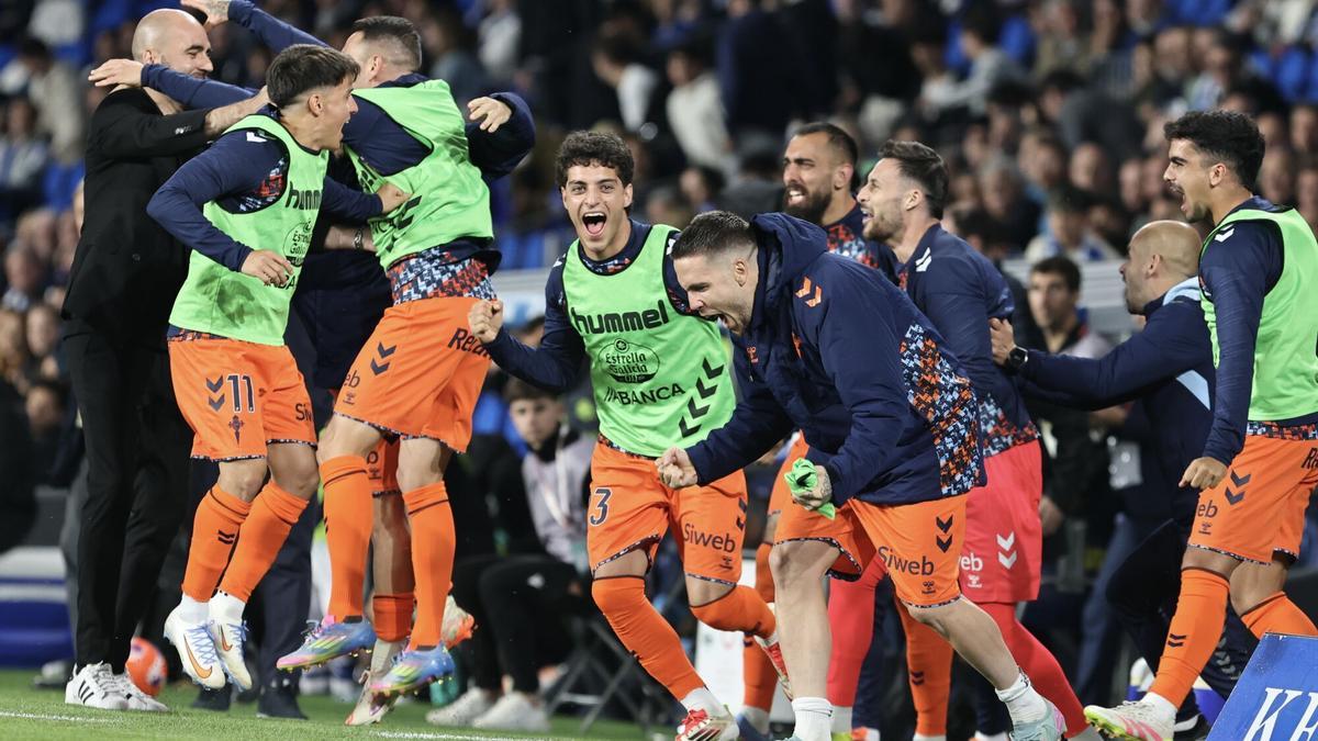 Los jugadores del Celta celebran la victoria contra la Real