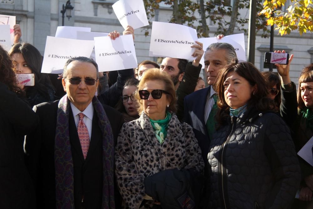 Javier Moll, presidente de Prensa Ibérica, junto a su esposa, Arantza Sarasola, e Irene Lanzaco, directora general del gabinete de presidencia de Prensa Ibérica.