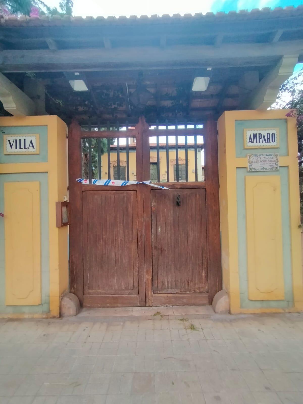 La policía precintó la puerta hace unos meses cuando intentaron ocupar el edificio.
