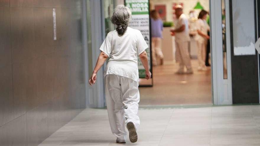 Una sanitaria en un hospital gallego.