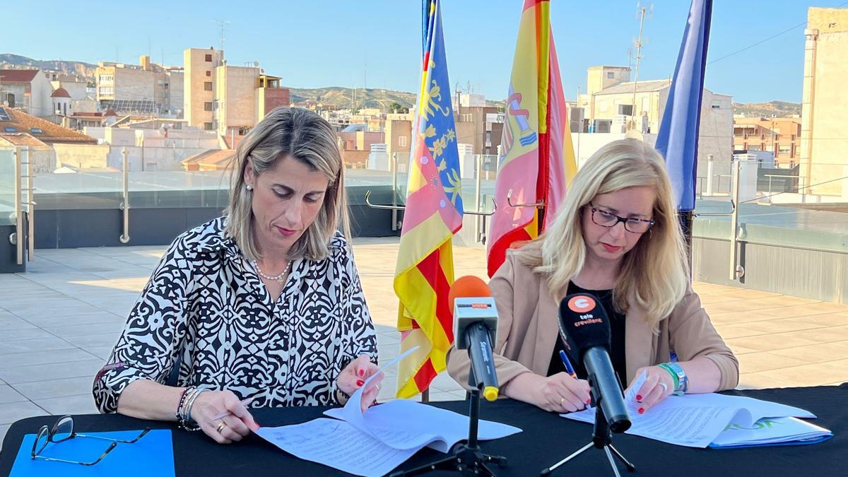 La líder del PP en Crevillent, Lourdes Aznar, y la número uno de Vox, Gema Escolano, firman el pacto este jueves.
