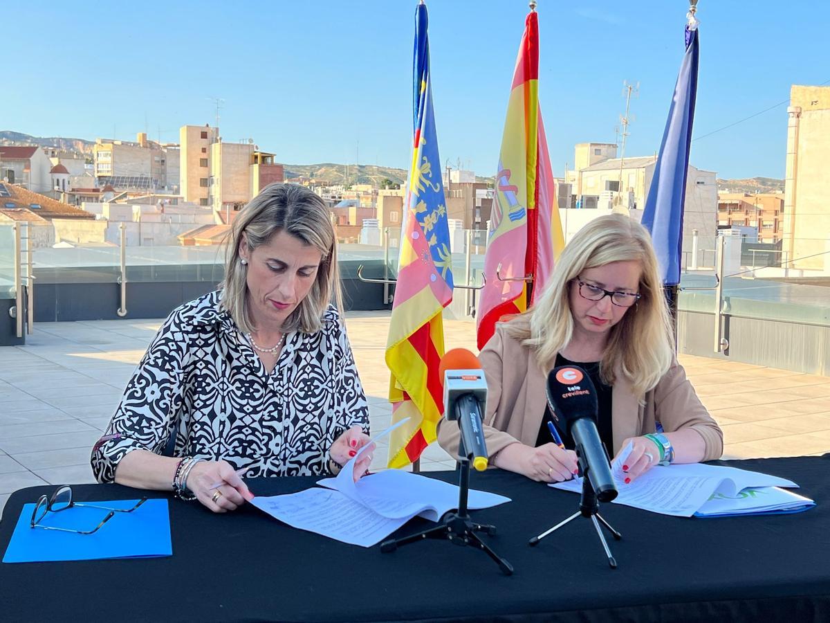 La líder del PP en Crevillent, Lourdes Aznar, y la número uno de Vox, Gema Escolano, firman el pacto este jueves.