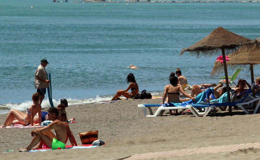 Comienzan las labores de limpieza de las playas de Málaga capital antes del inicio de la temporada de verano