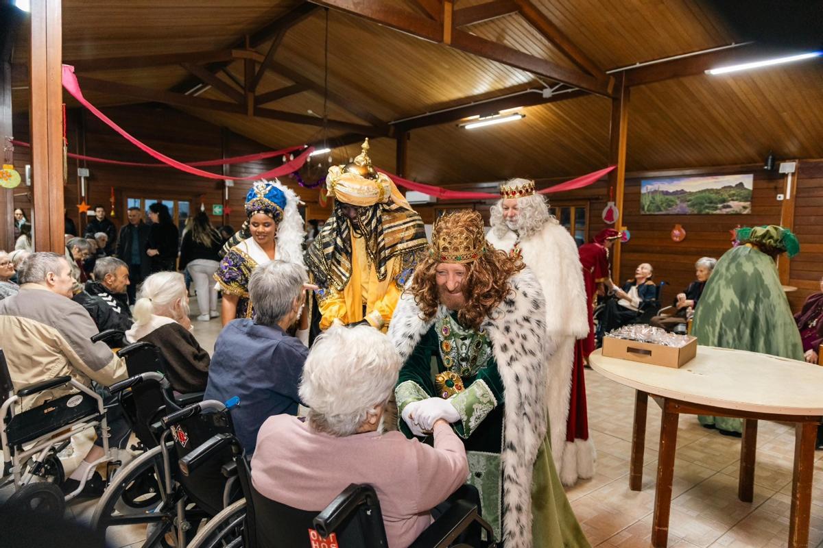 Visita de los Reyes Magosa una residencia de mayores de Tavernes.