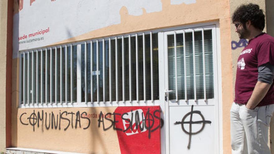 Pintada en la fachada de la sede municipal de Izquierda Unida de Zamora