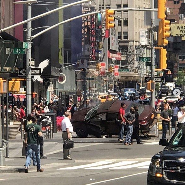 Un coche atropella a una multitud en Times Square