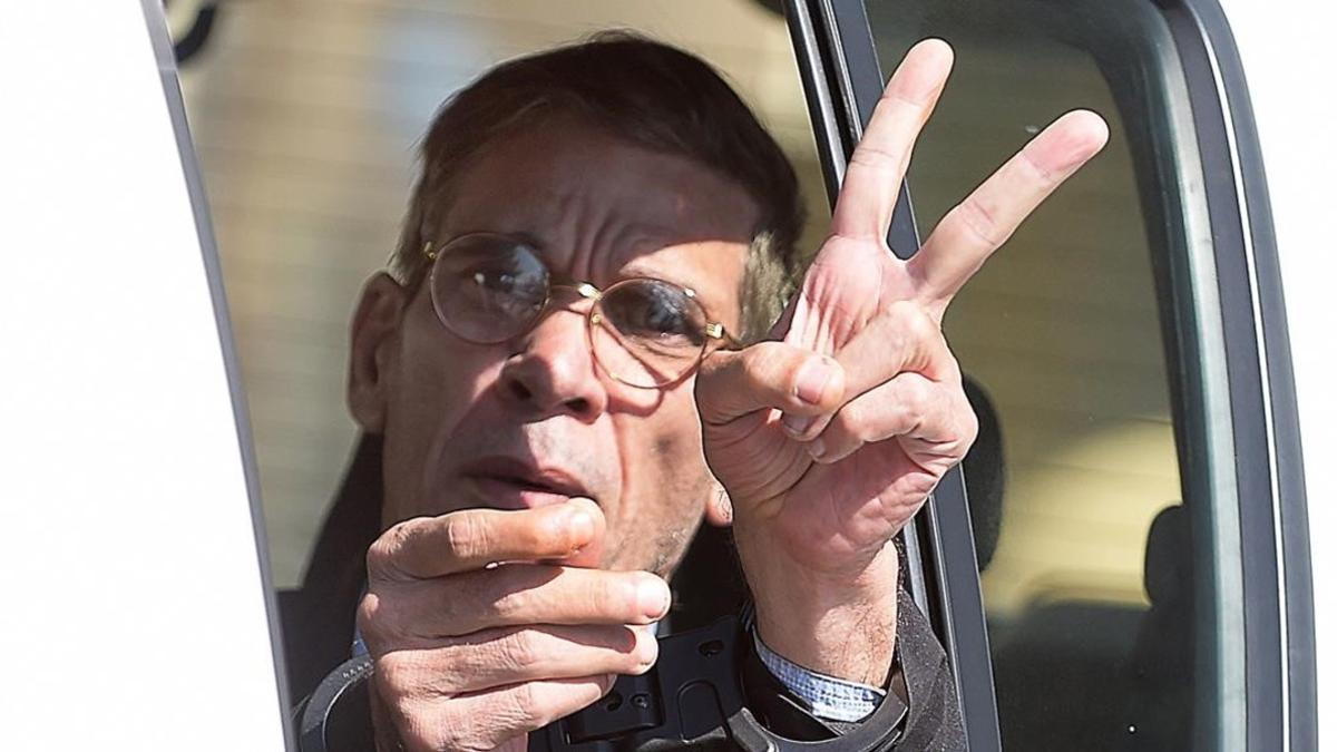 Seif Al Din Mohammed Mustafa, el secuestrador del avión de EgyptAir, haciendo el signo de la victoria al salir de los tribunales el pasado miércoles.