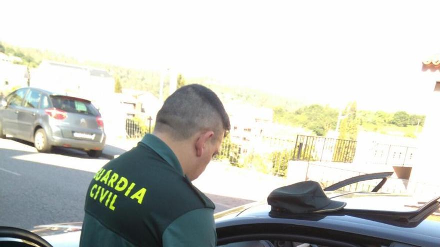 Un guardia civil con la droga y el coche en el que fue localizado este vecino de Meis detenido en Pontevedra.