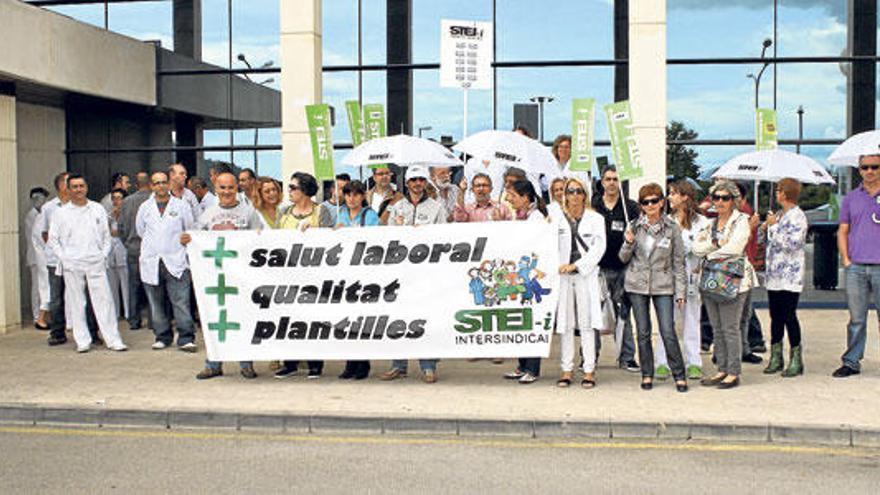 Imagen de una protesta sindical contra los recortes económicos en la entrada del hospital.