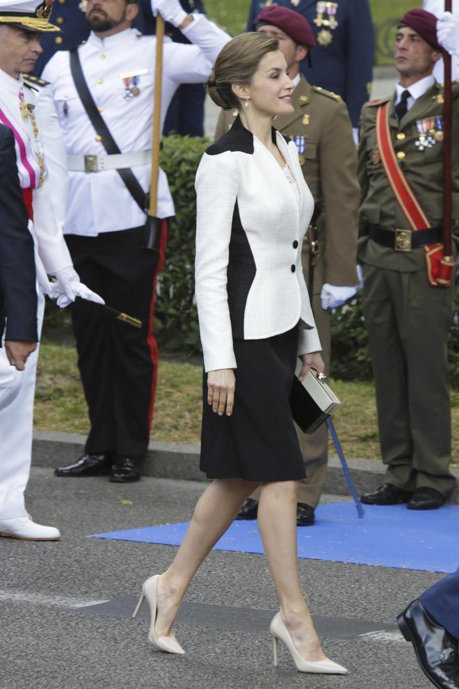 El look de la reina Letizia para presidir el Día de las Fuerzas Armadas