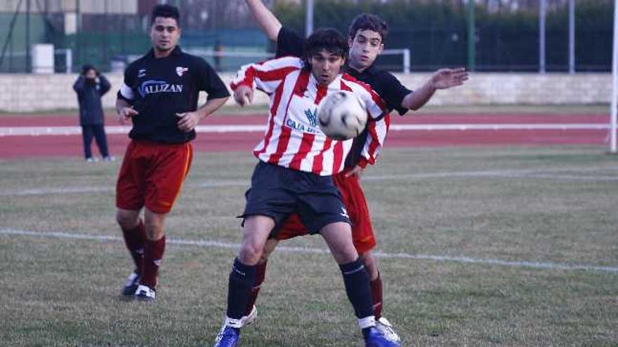 Casas protege el balón, en campo del Ronda Oeste, tras un saque de banda