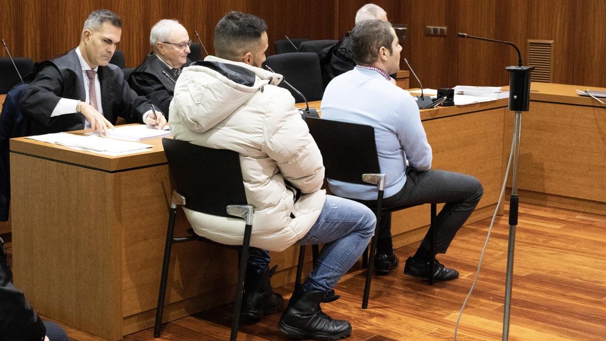 De delante hacia atrás, el funcionario de prisiones, David A. S., y el preso Félix G. L., en el banquillo de los acusados de la Audiencia Provincial de Zaragoza.