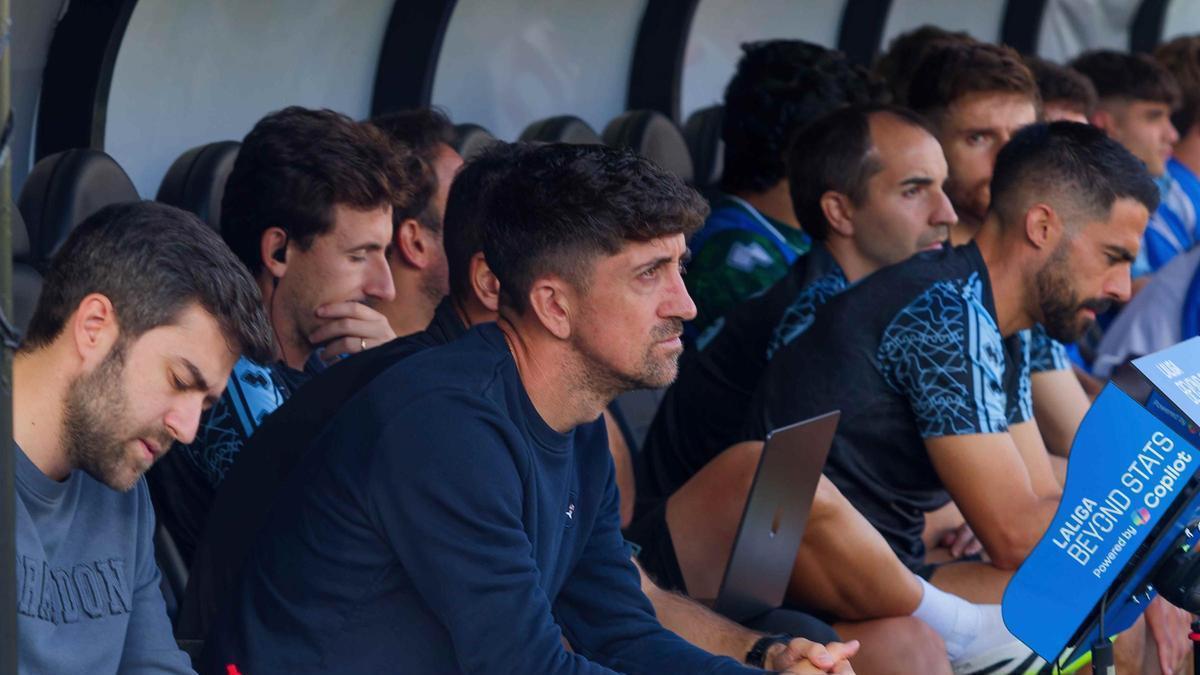 Pablo Hernández, en el banquillo del SkyFi Castalia en el Castellón-Sporting.