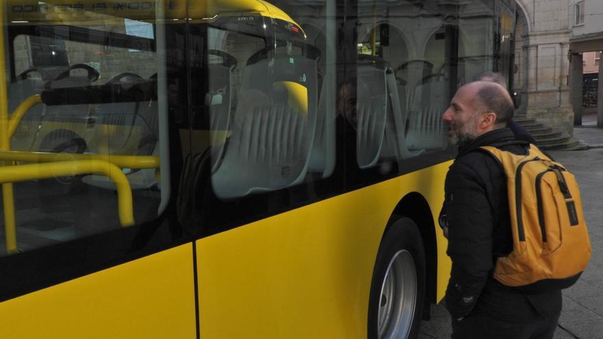 El regidor ourensano, revisando uno de los nuevos autobuses eléctricos de Ourense. |   // F. CASANOVA