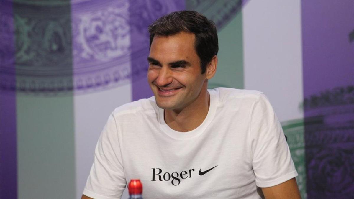 Roger Federer, con una camiseta conmemorativa de su octavo Wimbledon