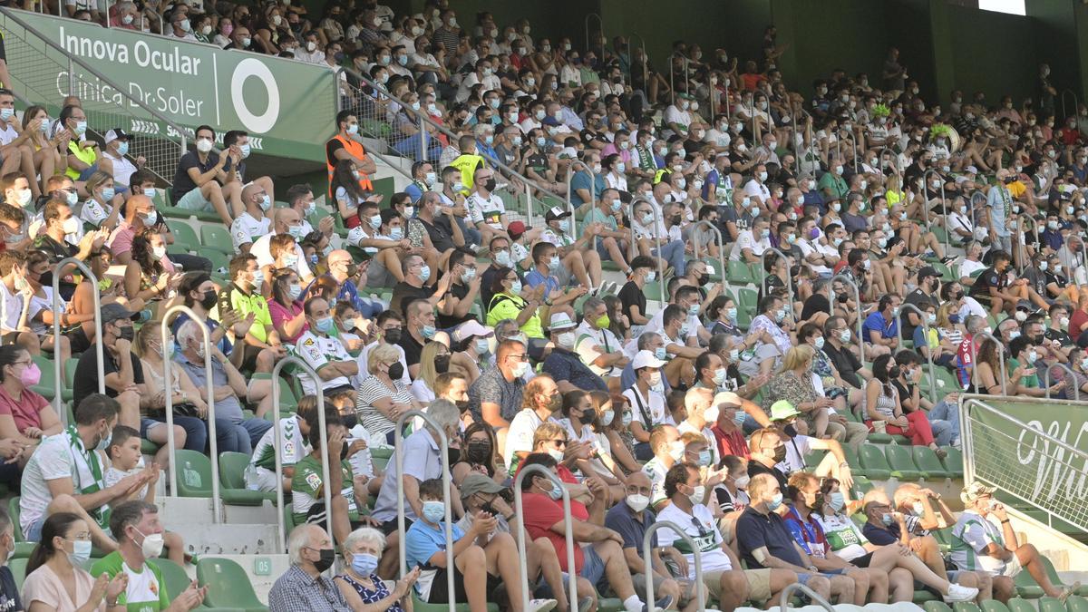 Público en el estadio Martínez Valero en el último partido de LaLiga