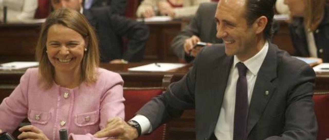 José Ramón Bauzá y María Salom en el Parlament durante la pasada legislatura.