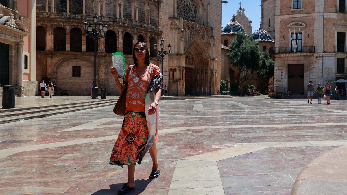 València busca cobijo contra el calor en la playa y las plazas